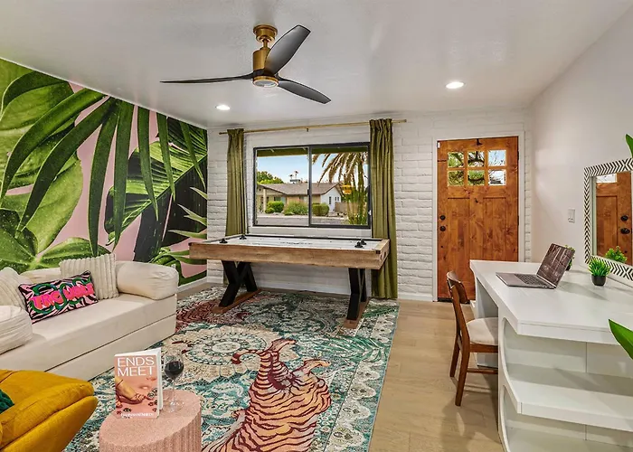 Disco Jungle With Fire Pit+poolside Tv+yard Games Holiday home *