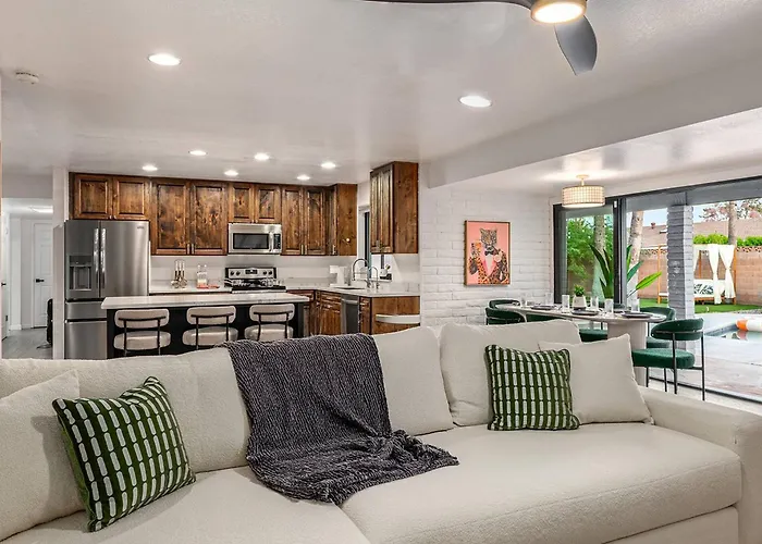 Disco Jungle With Fire Pit+poolside Tv+yard Games Holiday home Phoenix